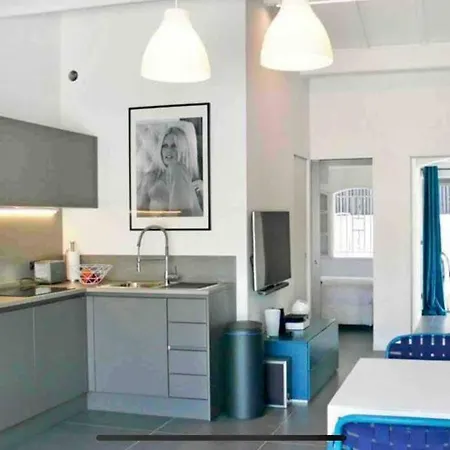 Maison Moderne Avec Piscine Et Tennis Holiday home *