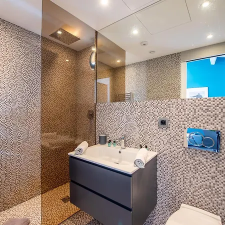 Maison Moderne Avec Piscine Et Tennis Holiday home Saint-Tropez